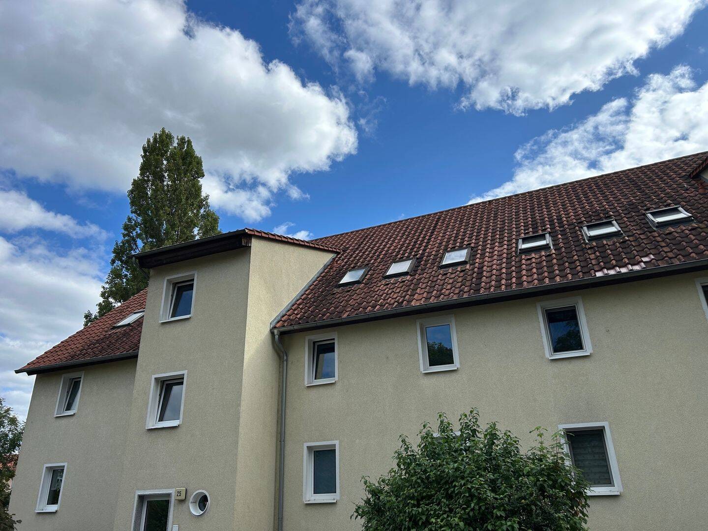Helle 2-Raumwohnung mit Balkon, Abstellraum, Stellplatz und offener Küche!, 6217 Merseburg