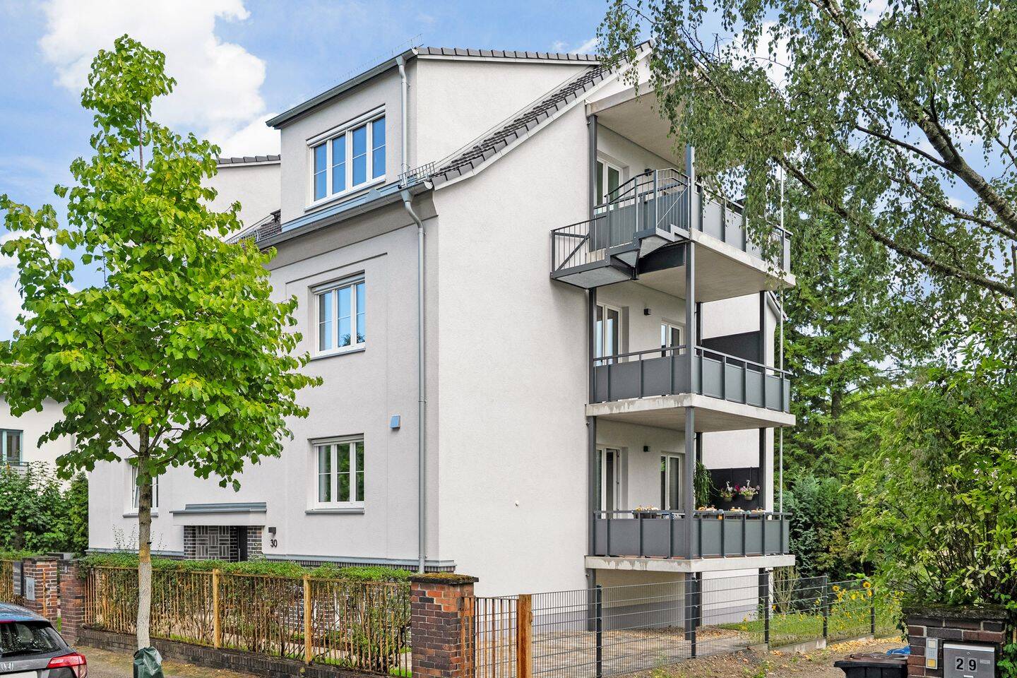 Frisch saniert im Dachgeschoss mit Seenähe: Großzügige 4 Zimmer Wohnung mit flexibler Wohnküche, 13053 Berlin (Lichtenberg Hohenschönhausen)