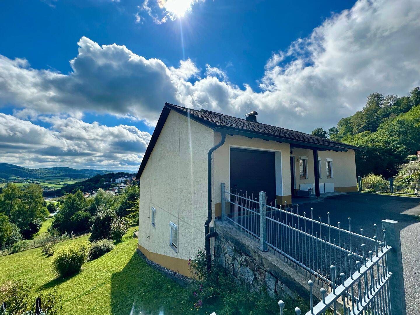 Solide Substanz, großer Garten, viel Potenzial – Einfamilienhaus mit Fernblick in Schönberg, 94513 Schönberg