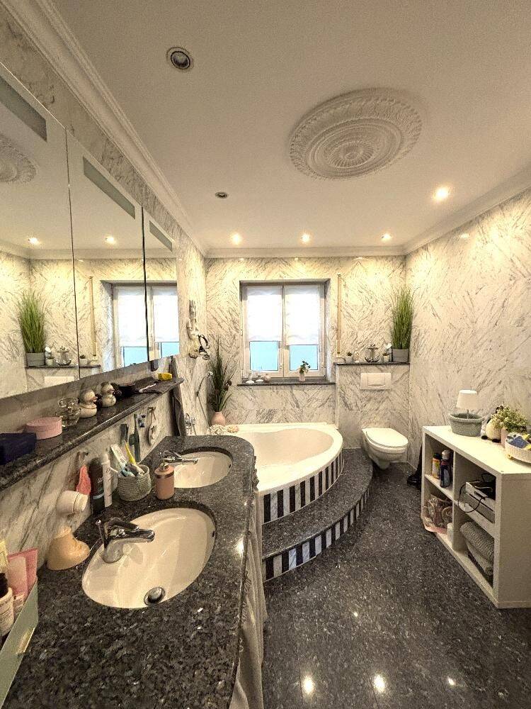 Ch. Schülke Immobilien | Stilvolles Wohnen auf ca. 122 m² mit Kamin, 2 Balkonen & Terrasse, 85416 Langenbach