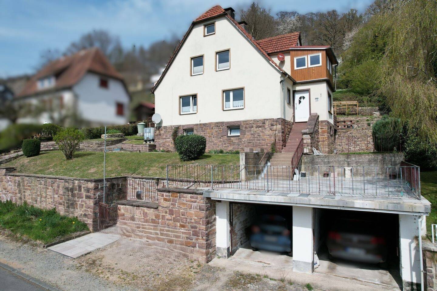 Massives Einfamilienhaus mit zwei Garagen und Garten in Bad Karlshafen, 34385 Bad Karlshafen