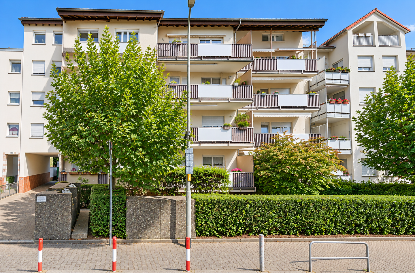 Hermann Immobilien: Modern renovierte 2-Zimmer-Wohnung mit Balkon & Duplex-Stellplatz in Frankfurt-Fechenheim, 60386 Frankfurt am Main (Bornheim Fechenheim Riederwald Seckbach)