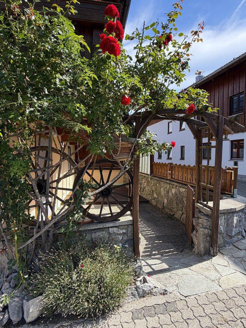 **Erstbezug nach Sanierung** 3-Zimmer-Erdgeschosswohnung mit EBK, sonniger Terrasse und Garage, 82549 Königsdorf