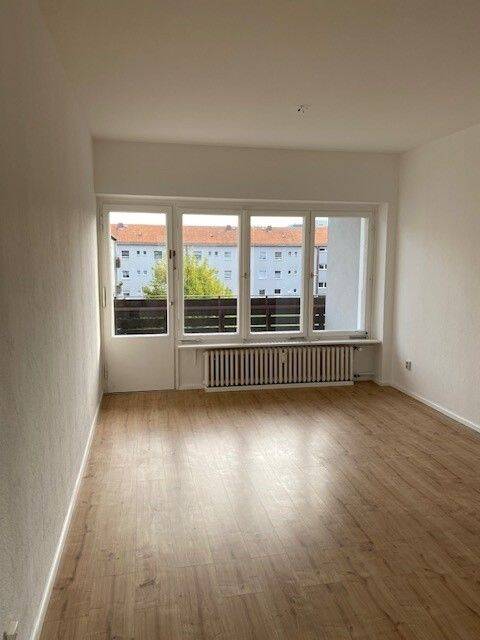 Sonnige renovierte 3 Zimmer Wohnung *Balkon *separater Gartenanteil *Wannenbad mit Fenster *EBK *Abstellraum *Keller, 13581 Berlin (Spandau)
