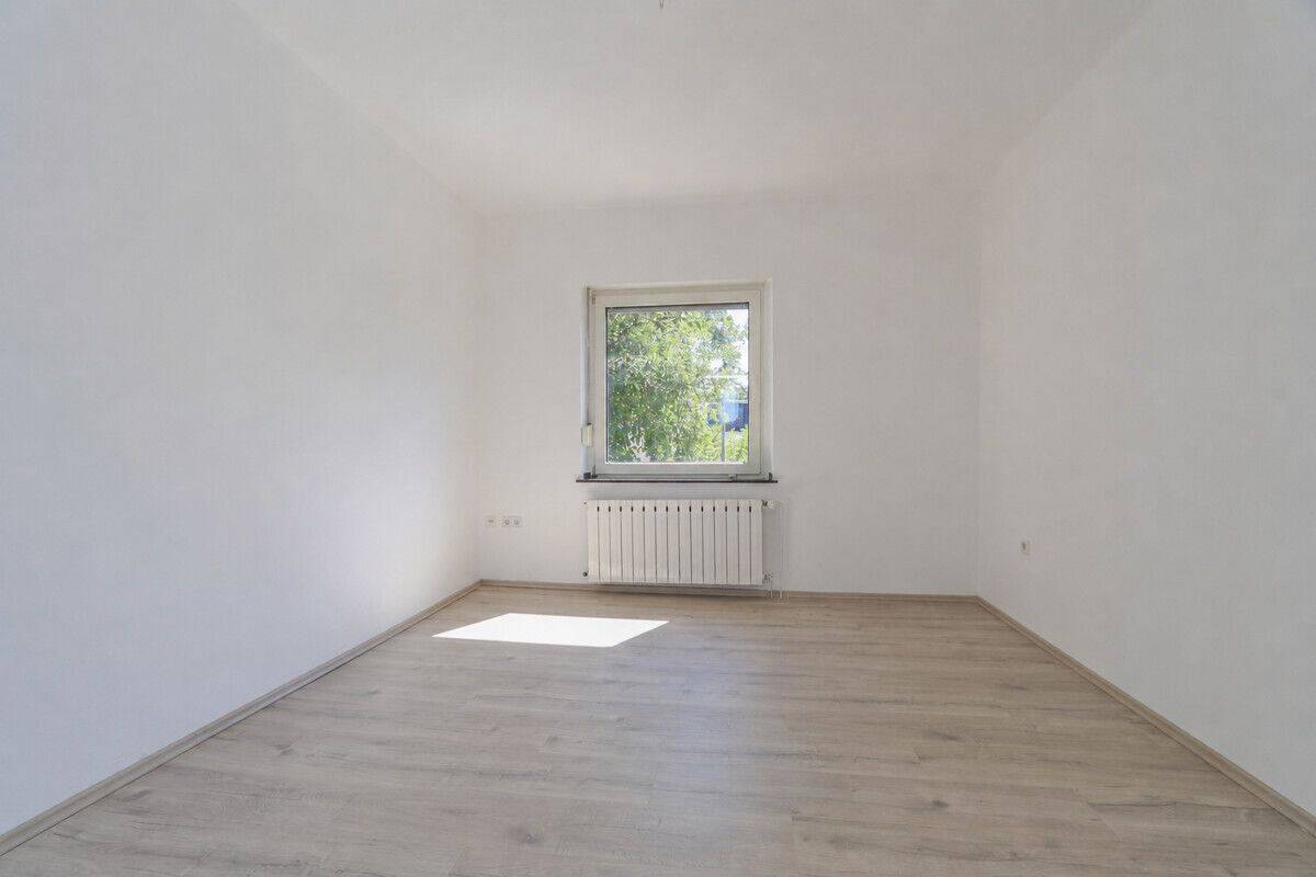 Renovierte 3-Zimmer-Wohnung mit großzügigem Wohnbereich in Mönchengladbach, 41063 Mönchengladbach (Eicken Großheide Stadtmitte Windberg)