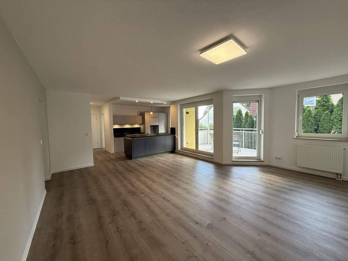 Wunderschöne 4-Zimmer-Wohnung mit überdachtem Balkon, KFZ Stellplatz, moderne Einbauküche (ohne Ablöse) in bevorzugter, ruhiger Wohnlage Oberasbach, 90522 Oberasbach