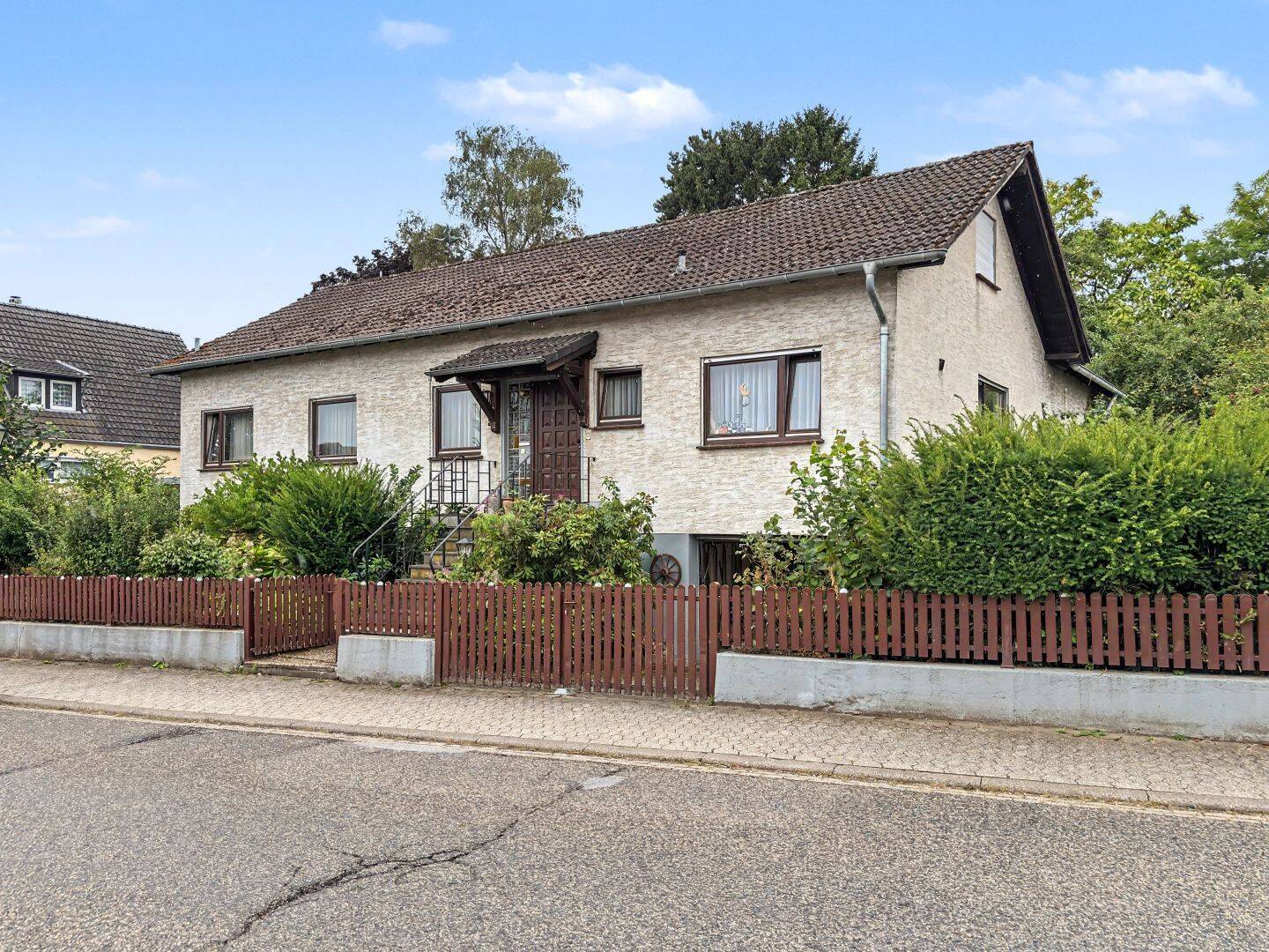 Großzügiges Einfamilienhaus mit weitläufigem Grundstück und viel Potenzial in Grafschaft-Esch, 53501 Grafschaft