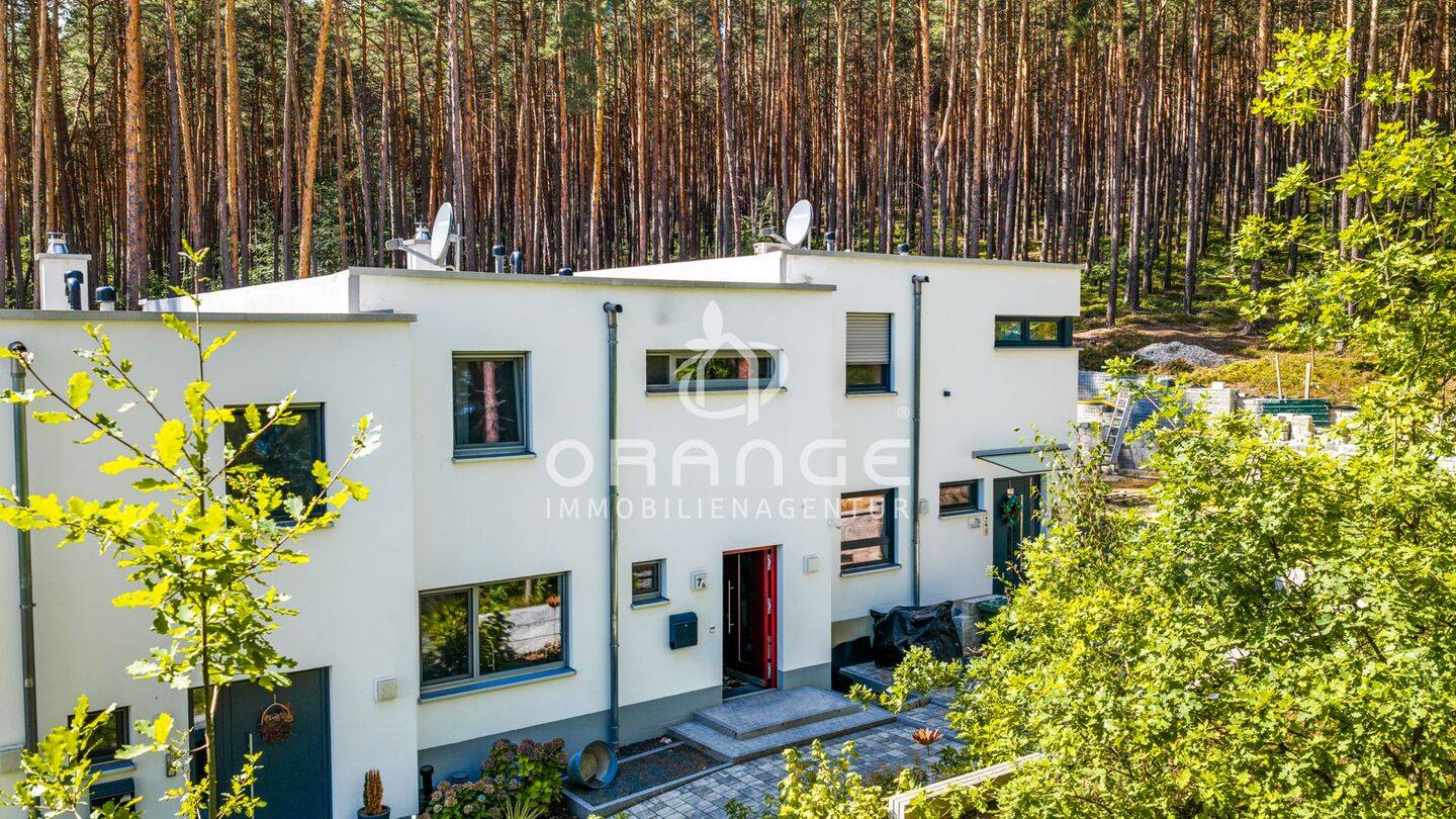 ***Luxuriöses Reihenhaus in einzigartiger Lage in Kronstetten***, 92421 Schwandorf