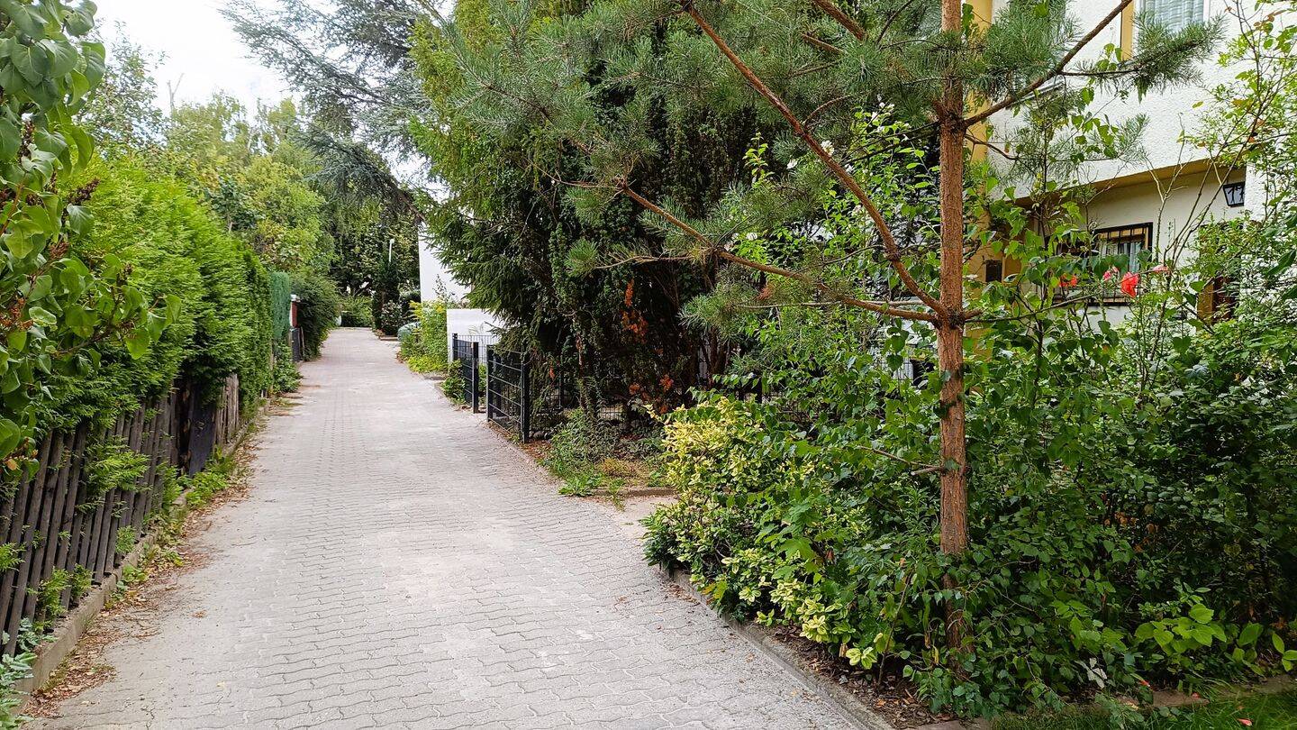 Sanierungsbedürftiges Haus mit Einzelgarage, 12249 Berlin (Steglitz-Zehlendorf Lankwitz Marienfelde)