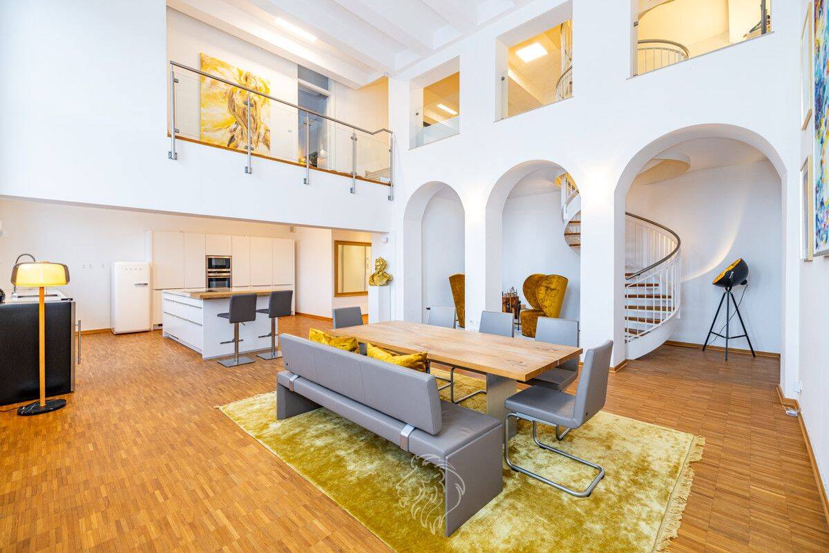 Maisonettewohnung trifft ehemalige Kapelle: Luxuriöses Wohnen über den Dächern von Würzburg