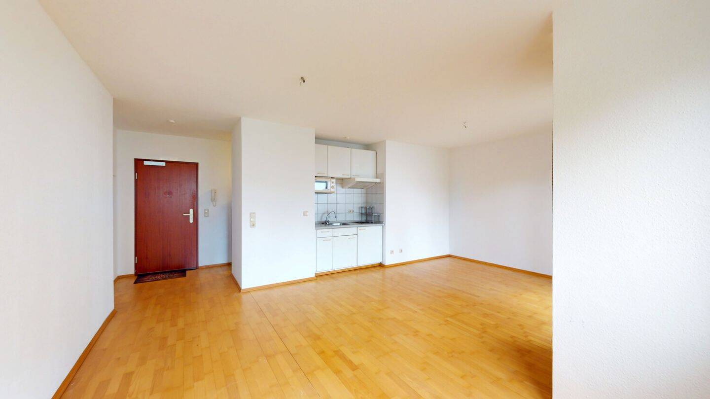 Sanierungsbedürftige Einzimmerwohnung mit Stellplatz, 60437 Frankfurt am Main