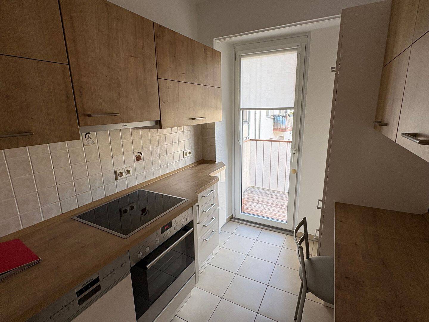 Großzügige 3-Zimmer-Wohnung, voll renoviert, in ruhiger Wohnstraße mit Baumbestand und Parkbuchten für Anwohner., 90439 Nürnberg (Großreuth bei Schweinau Schweinau Sankt Leonhard Sündersbühl)