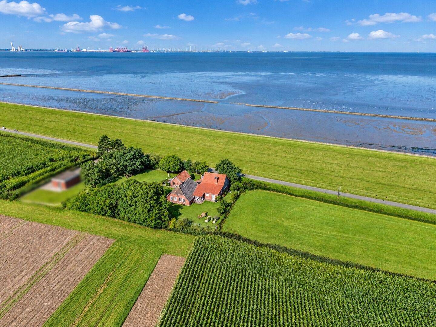 Der Nordsee ganz nahe – charmantes Landhaus in Alleinlage von Tossens, 26969 Butjadingen
