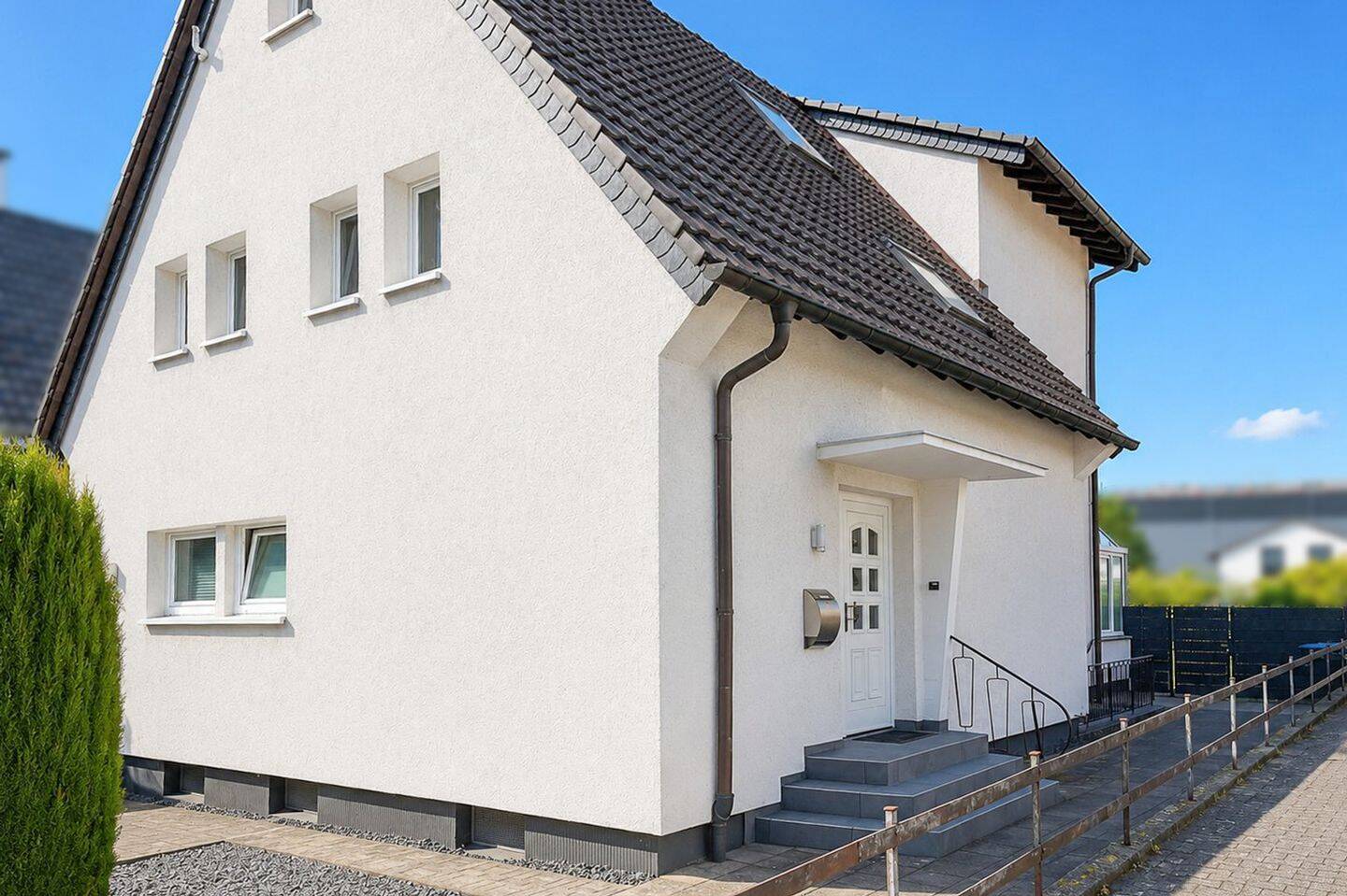 Zwei Wohnungen, ein Zuhause: Zweifamilienhaus mit Traumgarten in Langenfeld-Reusrath, 40764 Langenfeld (Rhld.)