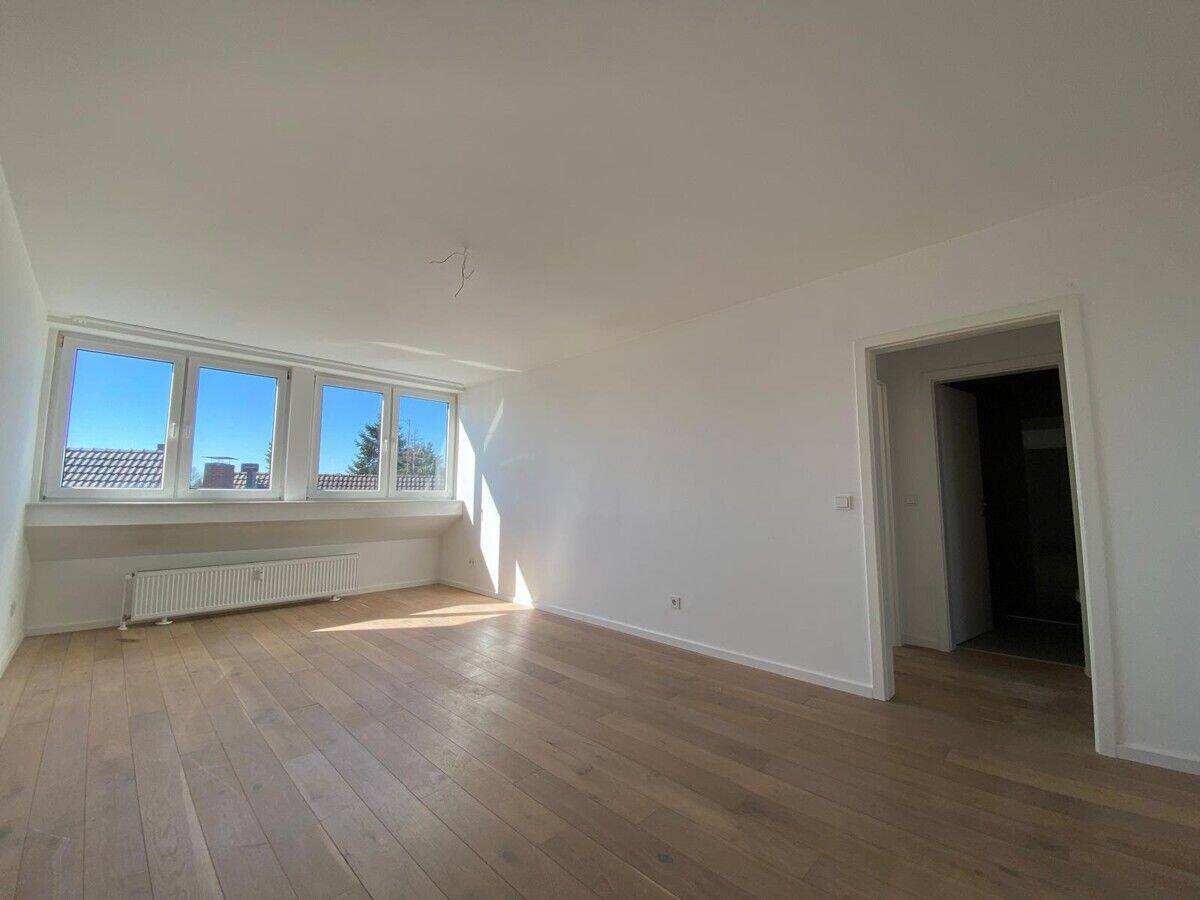 Außergewöhnliche 4-Zimmer-Wohnung mit 2 Bädern und Balkon in Köln-Longerich, 50739 Köln (Nippes Bilderstöckchen Longerich Mauenheim Weidenpesch)