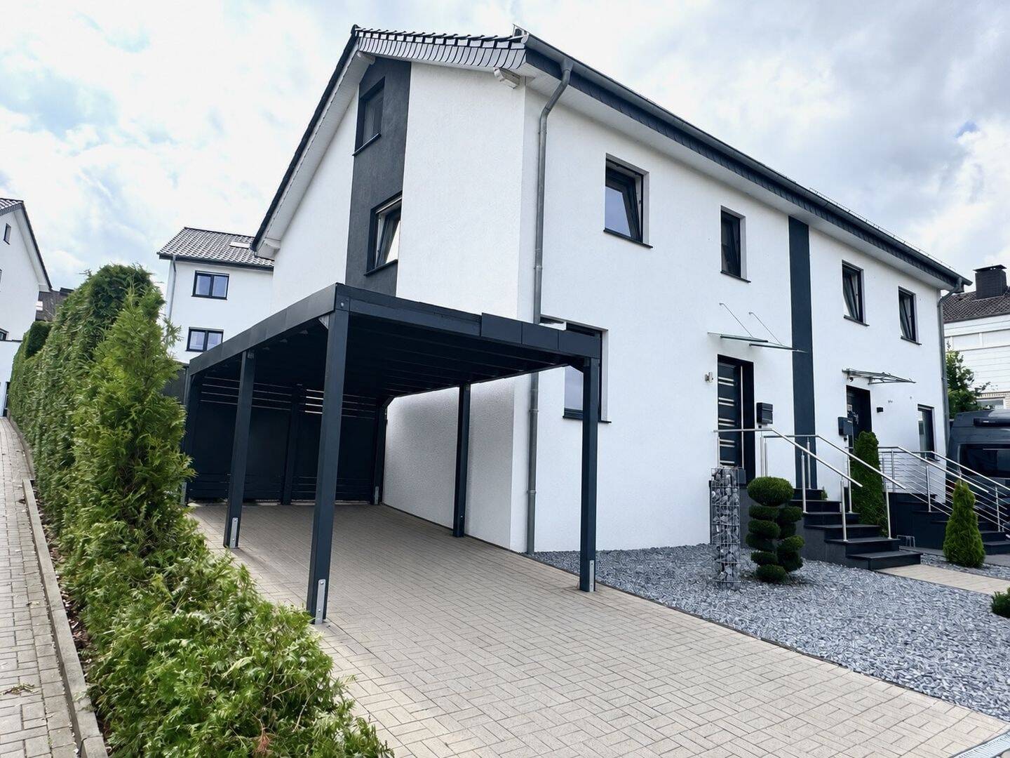 Familienglück auf drei Ebenen – moderne Doppelhaushälfte mit viel Raum in Bielefeld, 33699 Bielefeld (Gräfinghagen Hillegossen Lämershagen Ubbedissen)