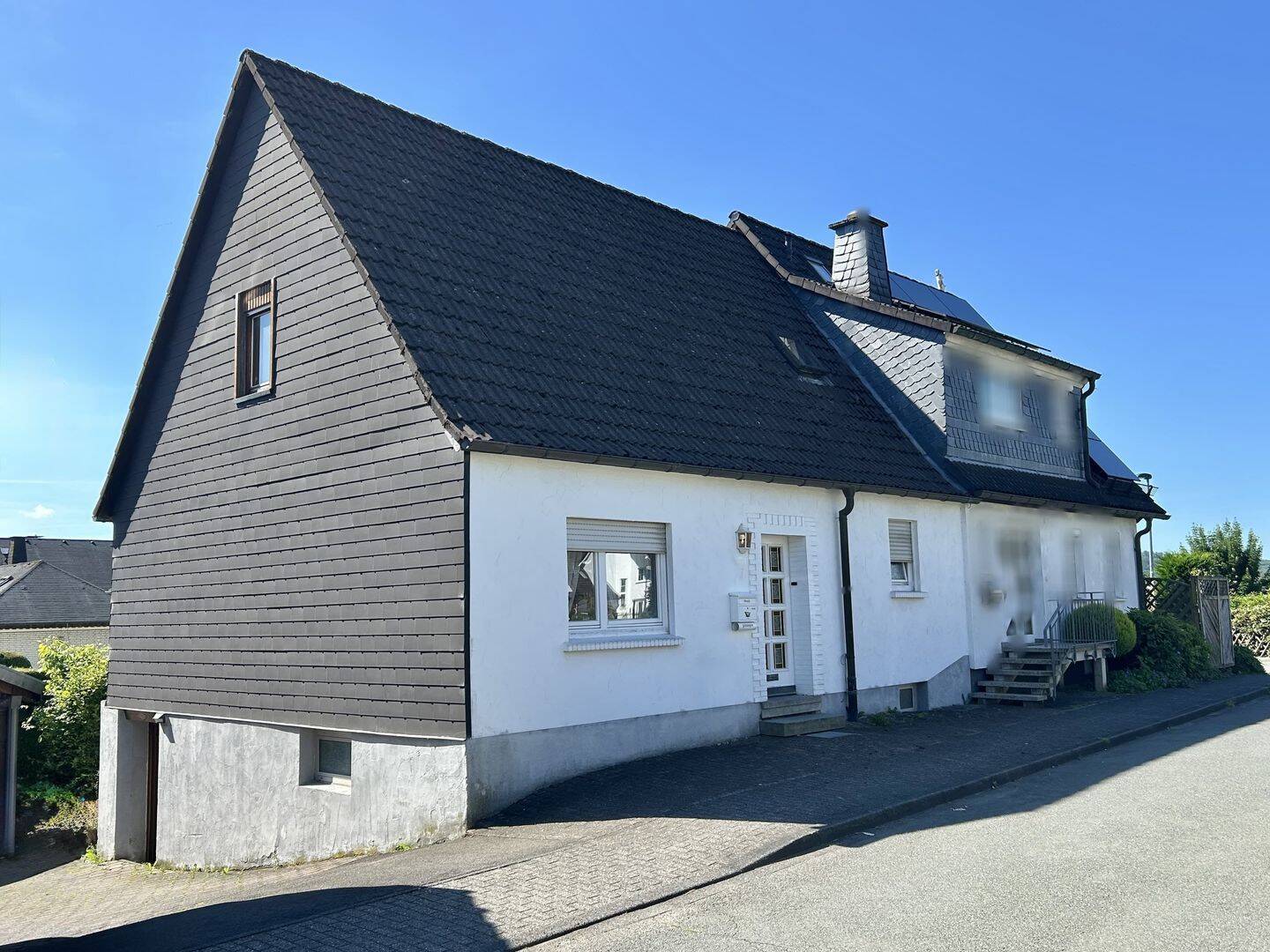 Charmante, kleine, voll unterkellerte Doppelhaushälfte in nachgefragter Lage von Attendorn-Biekhofen, 57439 Attendorn