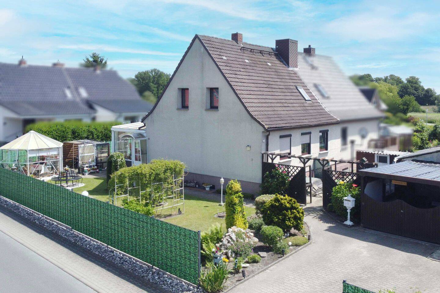 Renovierungsbedürftige Doppelhaushälfte samt Garten, Garage und Carportstellplatz, 18445 Altenpleen