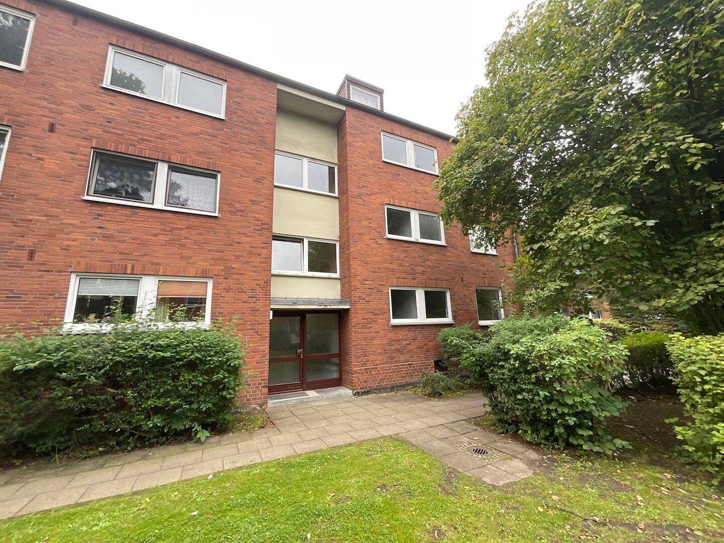 Frisch renovierte 2,5 Zimmer-Wohnung mit Balkon und Tageslichtbad mit Wanne, 23554 Lübeck (Innenstadt Sankt Lorenz Nord Sankt Lorenz Süd)