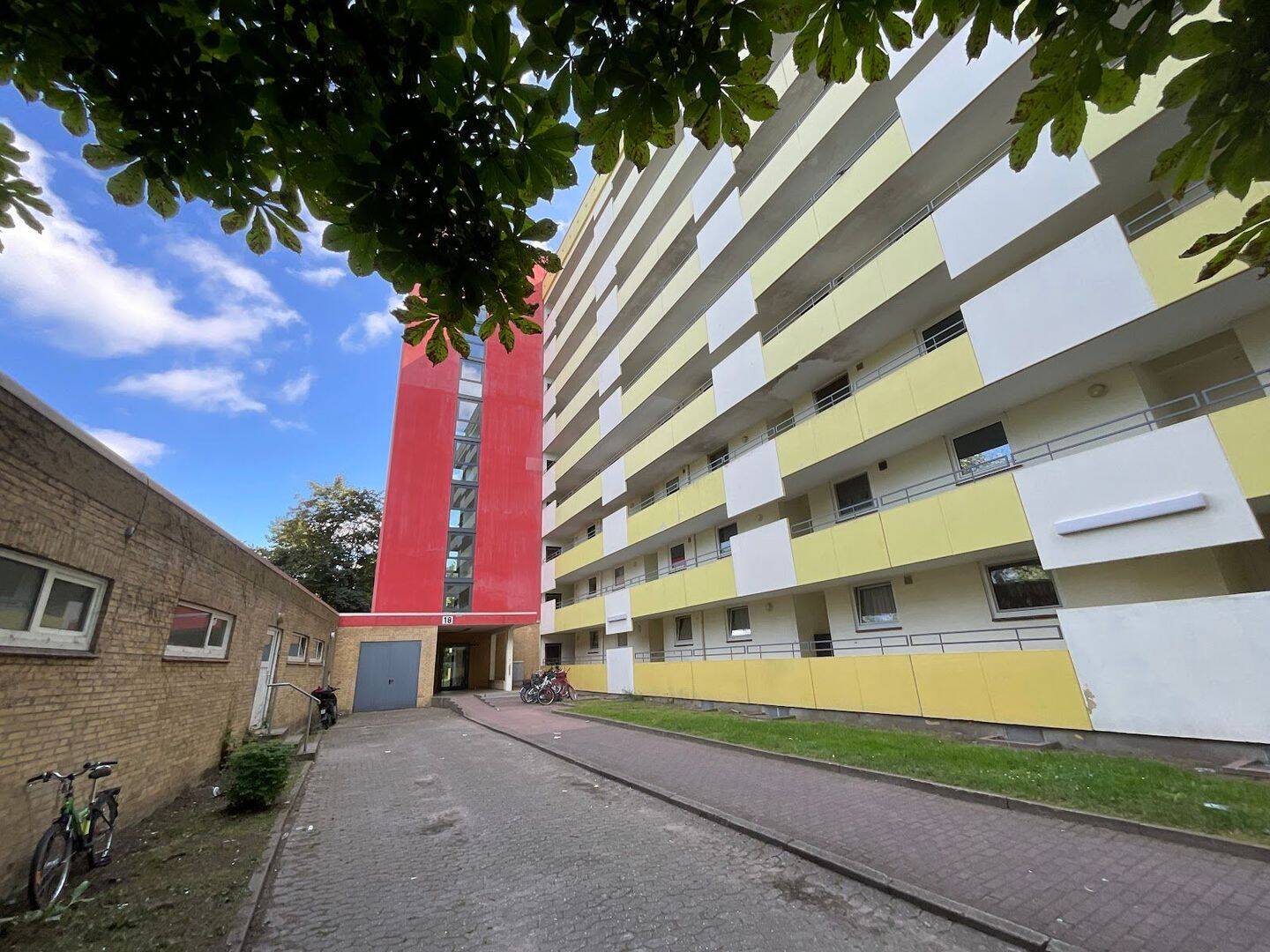 Frisch renovierte 2 Zimmer-Wohnung mit Balkon und modernisiertem Wannenbad, 23558 Lübeck (Buntekuh Sankt Lorenz Nord Sankt Lorenz Süd)