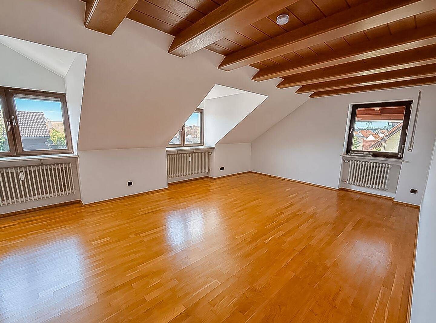 Gemütliche 3,5 Zimmer Dachgeschosswohnung mit Balkon und Gartenhäuschen, 85391 Allershausen