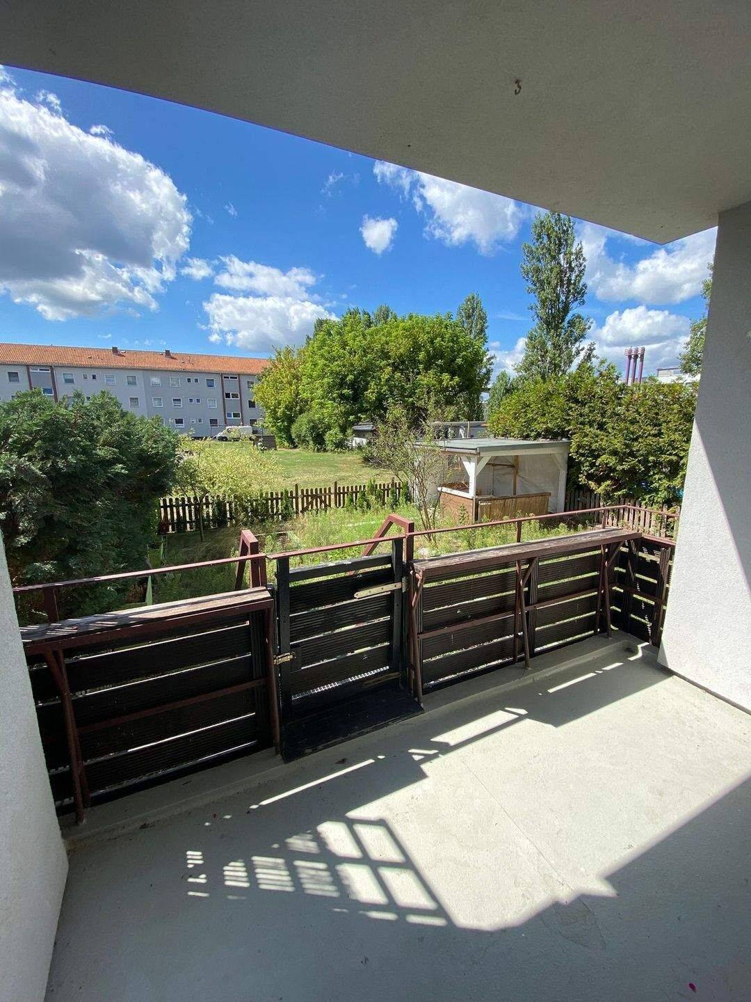 Sonnige renovierte 3 Zimmer Wohnung  *Balkon mit Garten *Duschbad mit Fenster *EBK *Abstellraum *Keller, 13581 Berlin (Spandau)