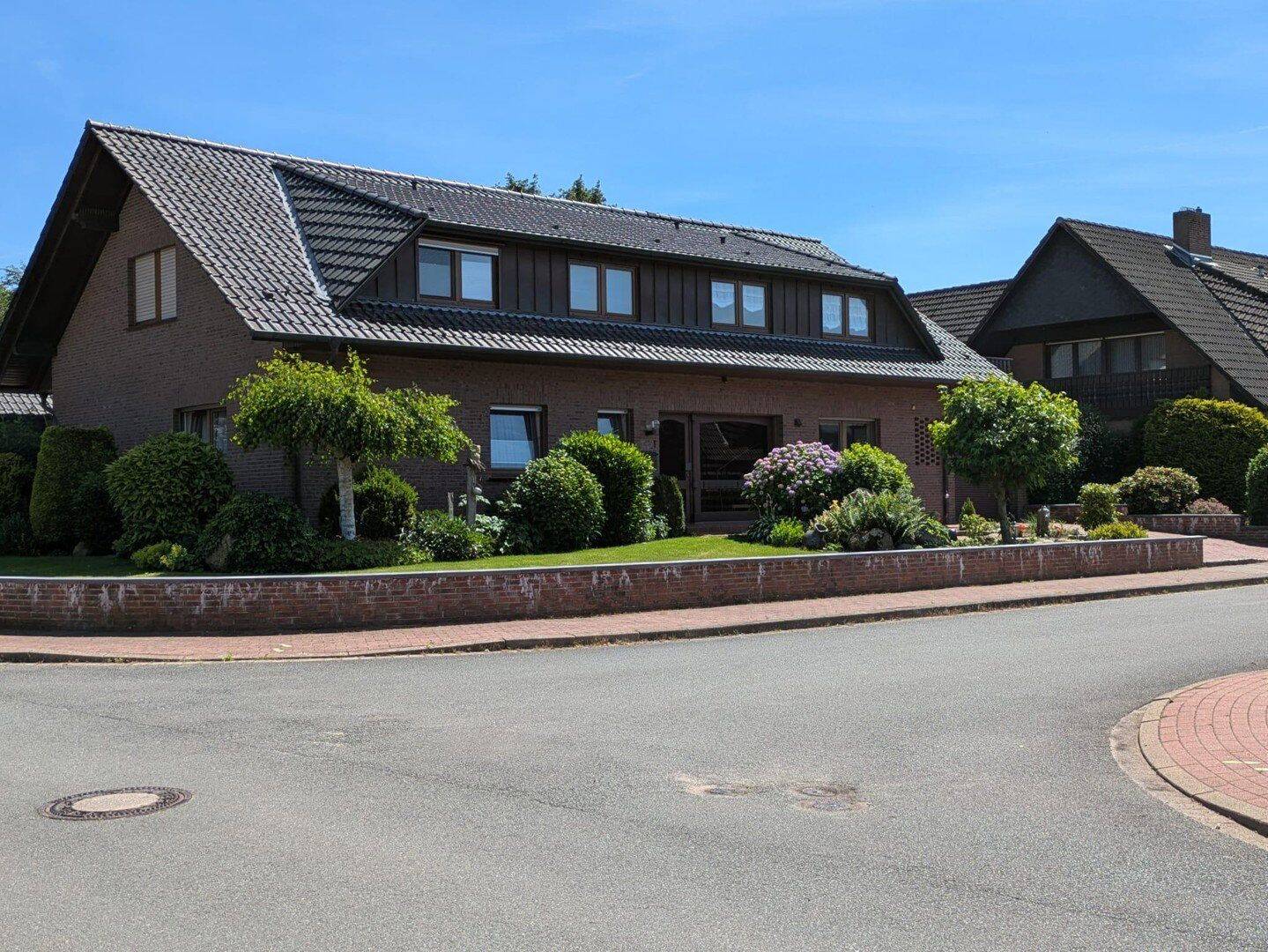 Großzügige 5-Zimmer-Wohnung mit Hausgefühl, 2 Balkonen, Doppelcarport & Garage, 49434 Neuenkirchen-Vörden