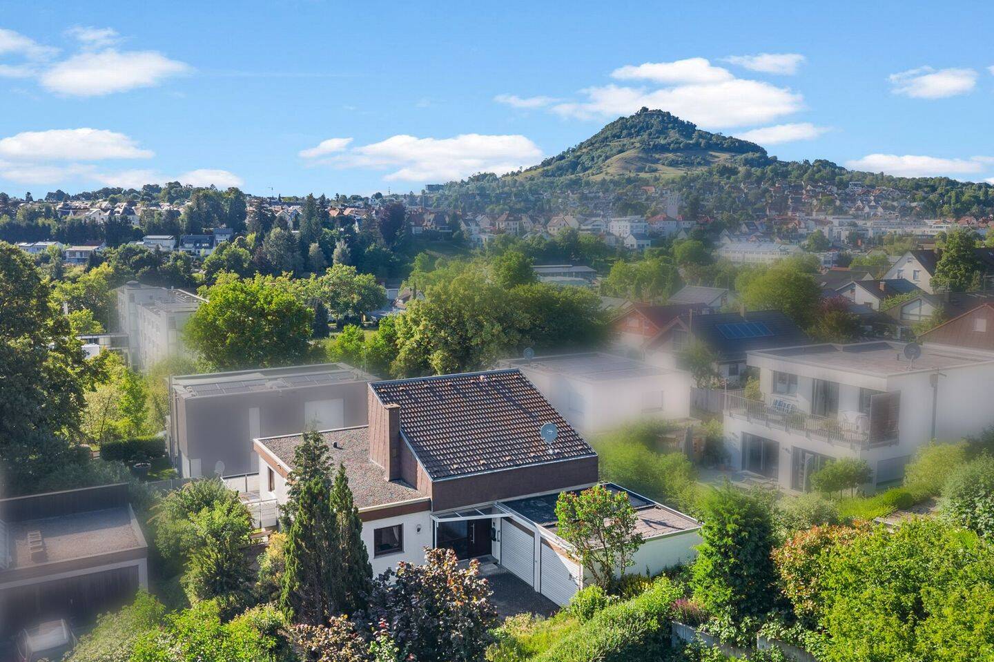 Gepflegtes Einfamilienhaus in begehrter Wohnlage mit großem Gartenbereich und Doppelgarage, 72800 Eningen unter Achalm