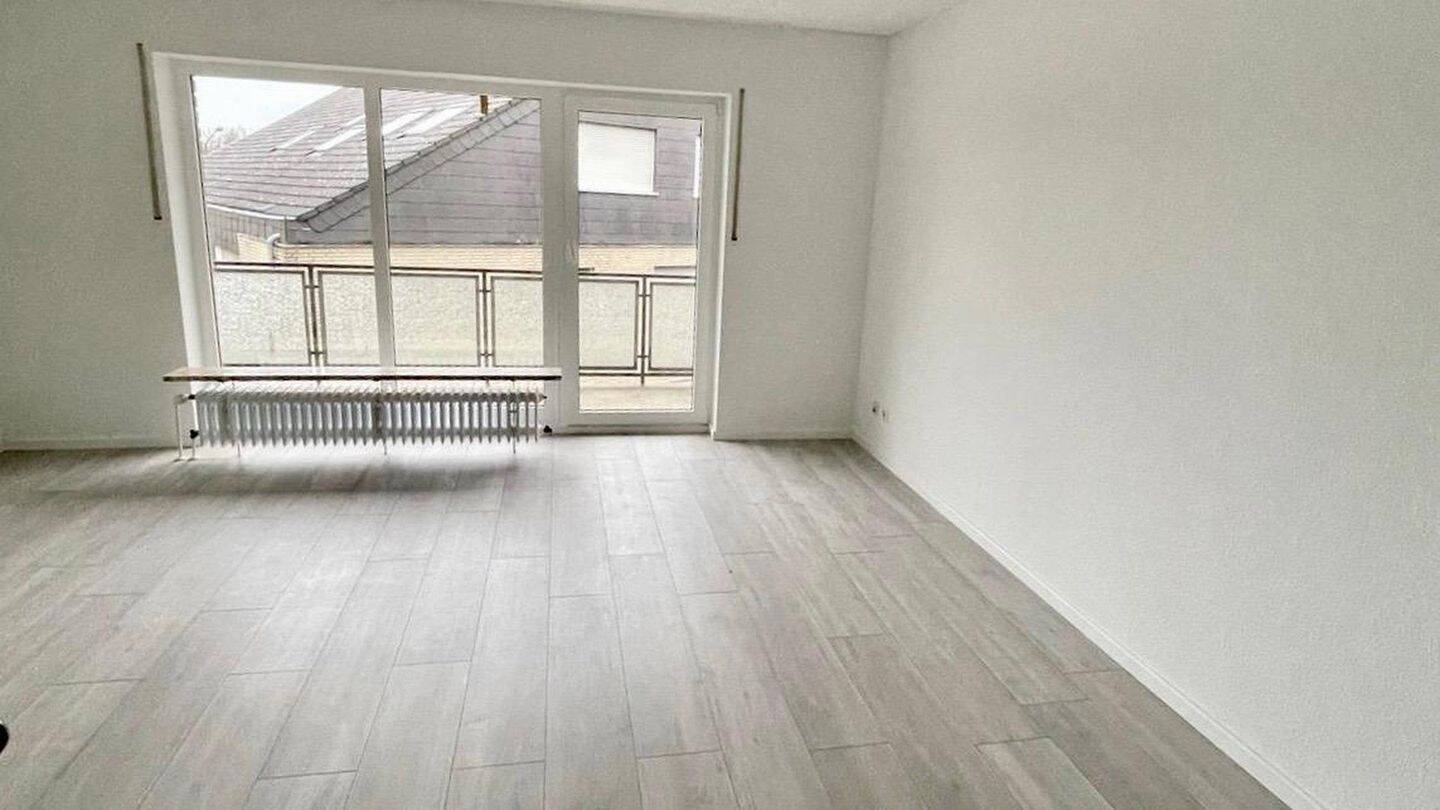 Von priv. – schönes 1-Zi. Single-Appartement in Pad Schloß Neuhaus, ruhige Lage m. Balkon 2.OG, 33104 Paderborn