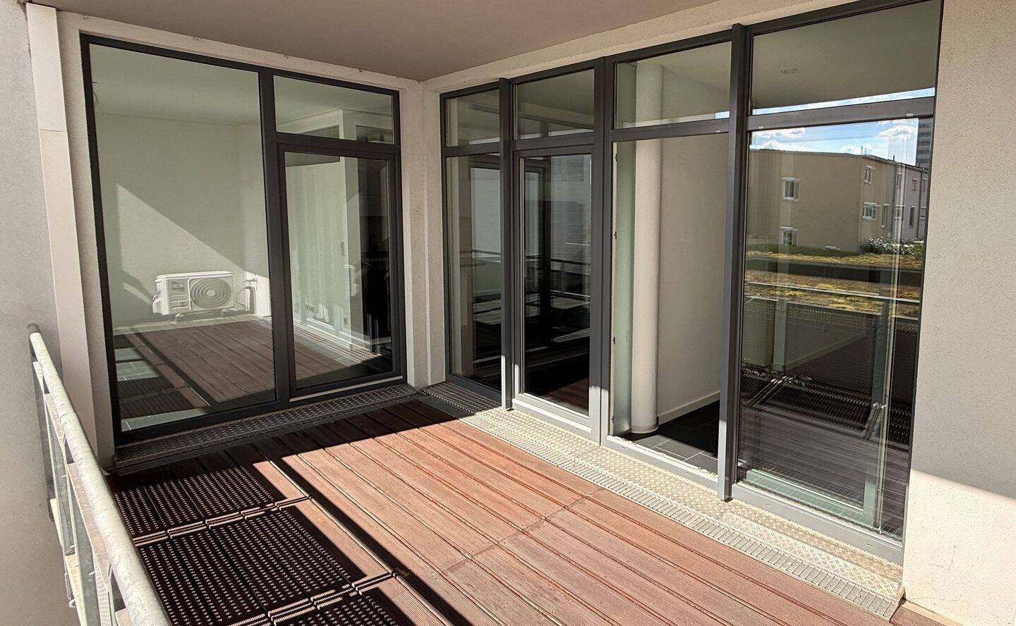 Lichtdurchflutete 3-Zimmer-Wohnung auf 96 qm mit großer Fensterfront, Balkon, Klima & Carport, 91052 Erlangen (Anger Erlangen-Ost Erlangen-Süd Innenstadt)