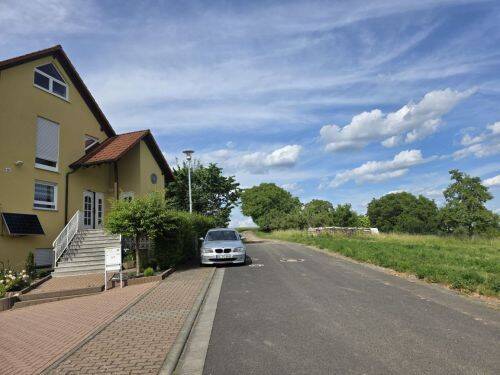 Großzügiges Einfamilienhaus in Ortsrandlage, 3 Garagen-StPl, + 4 StPl,  in 97534 Waigolshausen-Hergolshausen zwischen Würzburg / Schweinfurt / Volkach, 97534 Waigolshausen