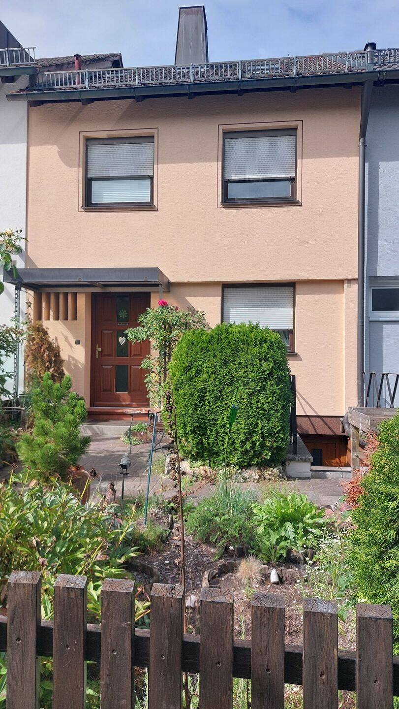 Modernes Reihenmittelhaus in Nürnberg – Gepflegtes Wohnen mit Garage und Tageslichtbad, 90475 Nürnberg
