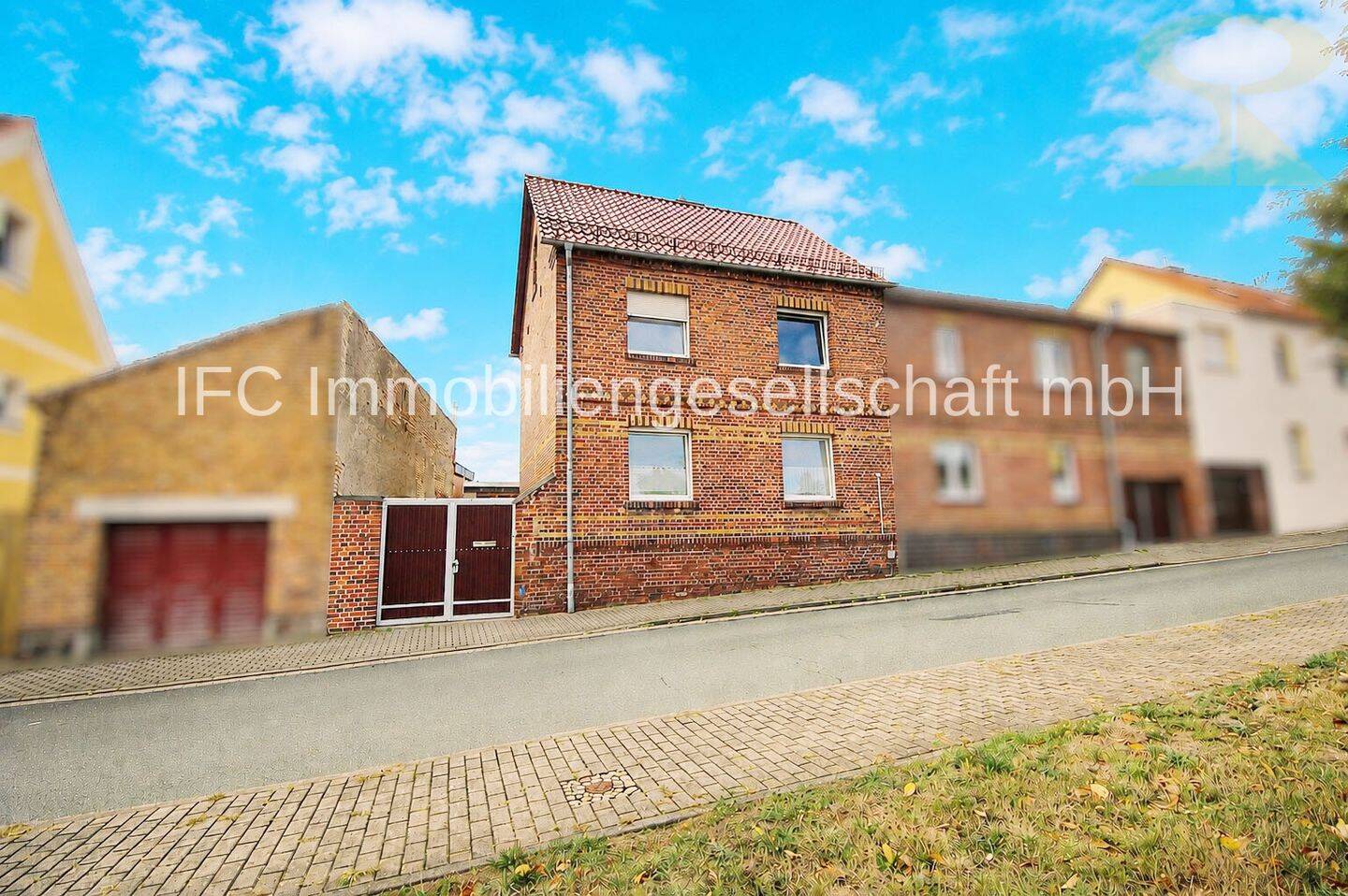Doppelhaushälfte mit überdachter Terrasse und zwei Garagen in Bitterfeld-Wolfen OT Bobbau, 6766 Bitterfeld-Wolfen