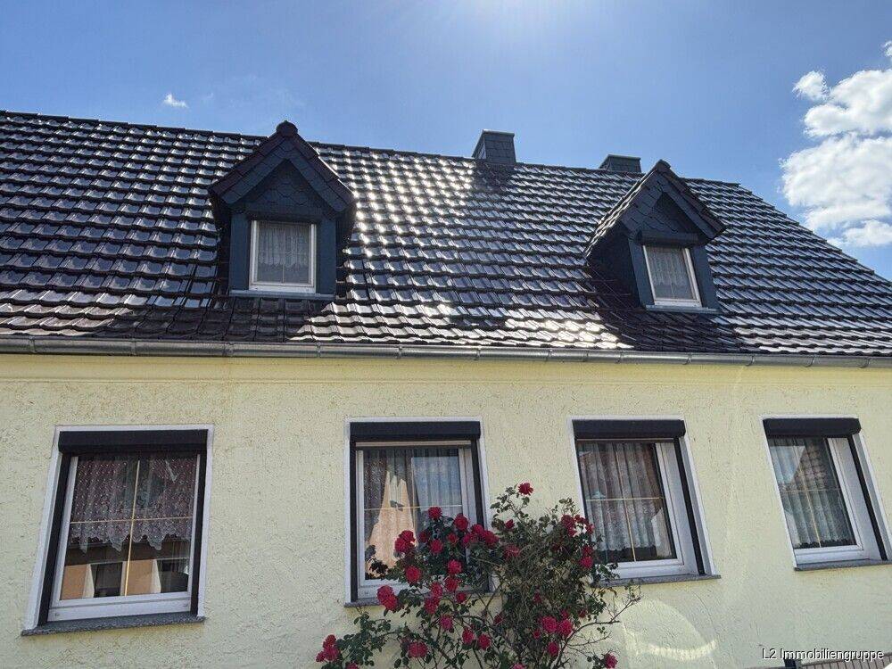 Gemütliche Doppelhaushälfte mit großem Grundstück und Doppelgarage in ruhiger Siedlungslage, 1609 Röderaue