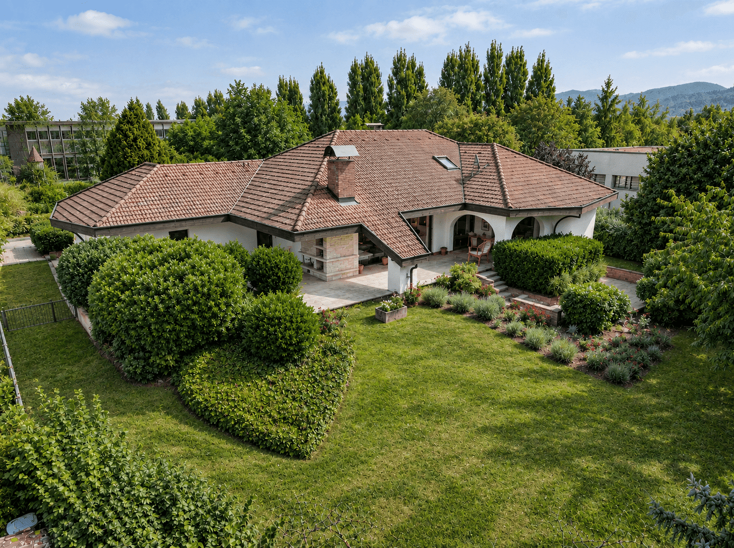 Großzügige Villa mit Bungalow-Charakter auf parkähnlichem Grundstück in Heitersheim, 79423 Heitersheim