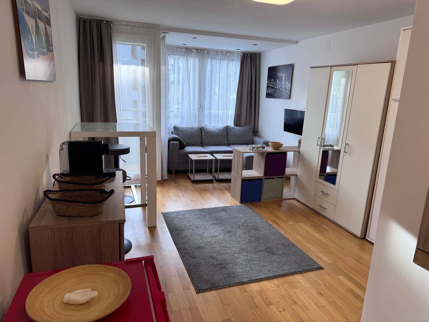 Möblierte Luxus-Wohnung in Sachsenhausen mit Balkon & PKW-Stellplatz. Furnished luxury apartment with balcony and car parking place, 60598 Frankfurt am Main (Sachsenhausen)