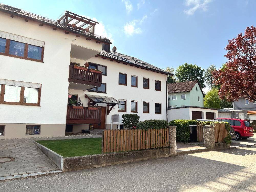 Ch. Schülke Immobilien: Charmante 3-Zimmer-Hochparterrewohnung mit Balkon, 85416 Langenbach