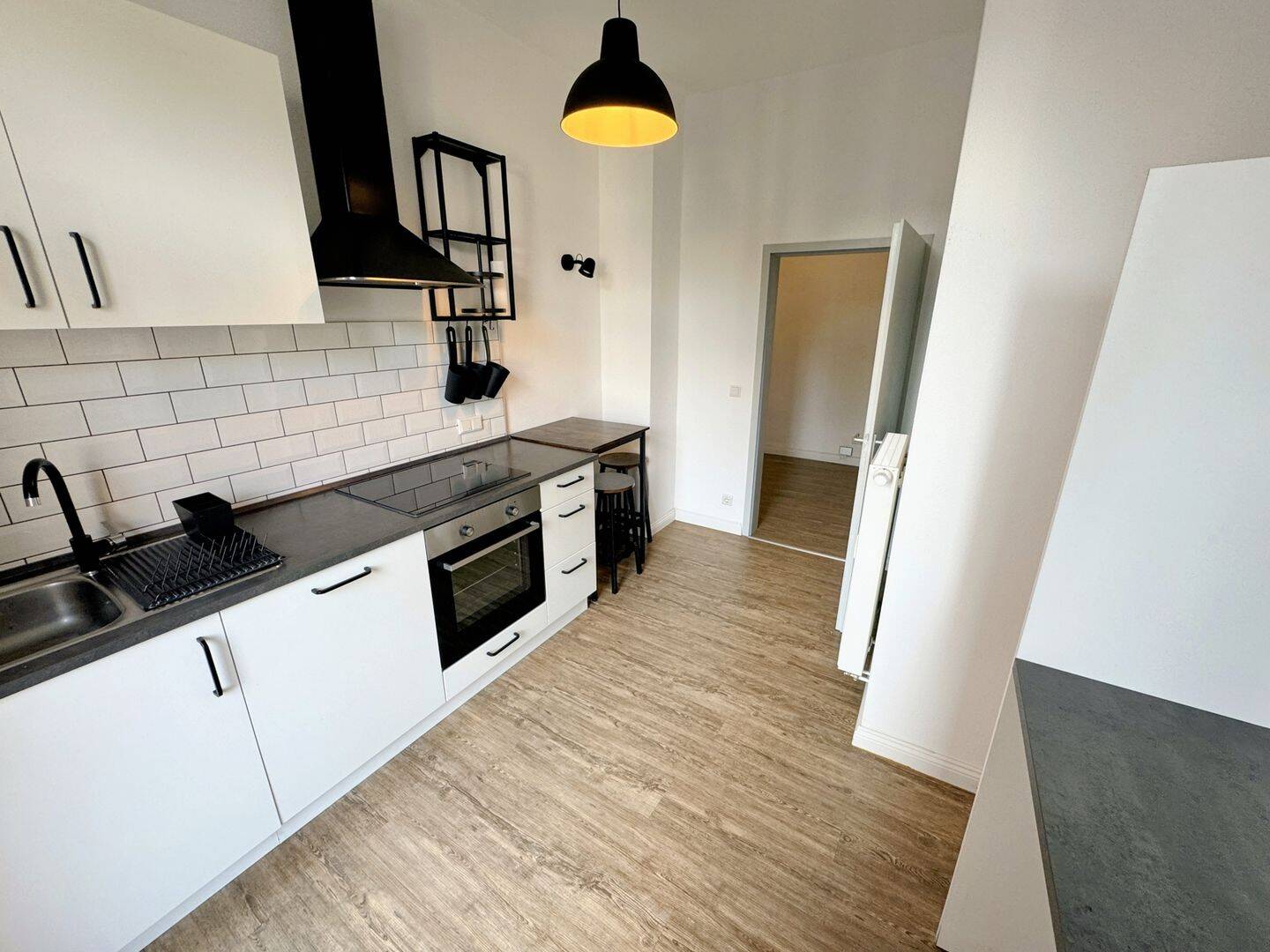 Sanierte 4 Zimmer Wohnung in zentraler Lage mit Balkon, 90443 Nürnberg
