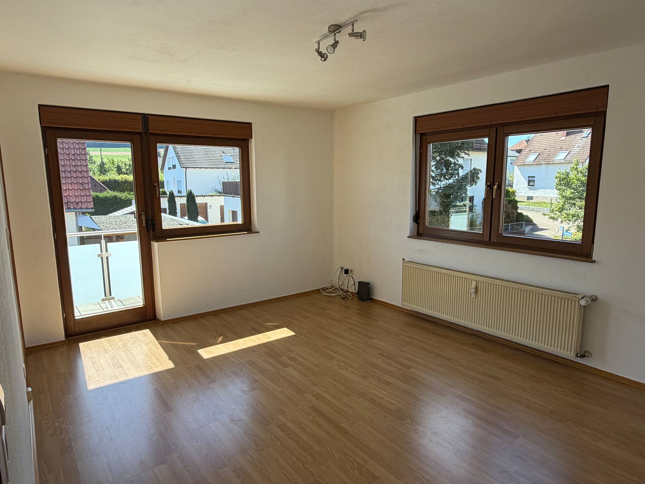 4,5-Zimmer-Wohnung mit Südbalkon, Einbauküche & Garage in Westhausen, 73463 Westhausen