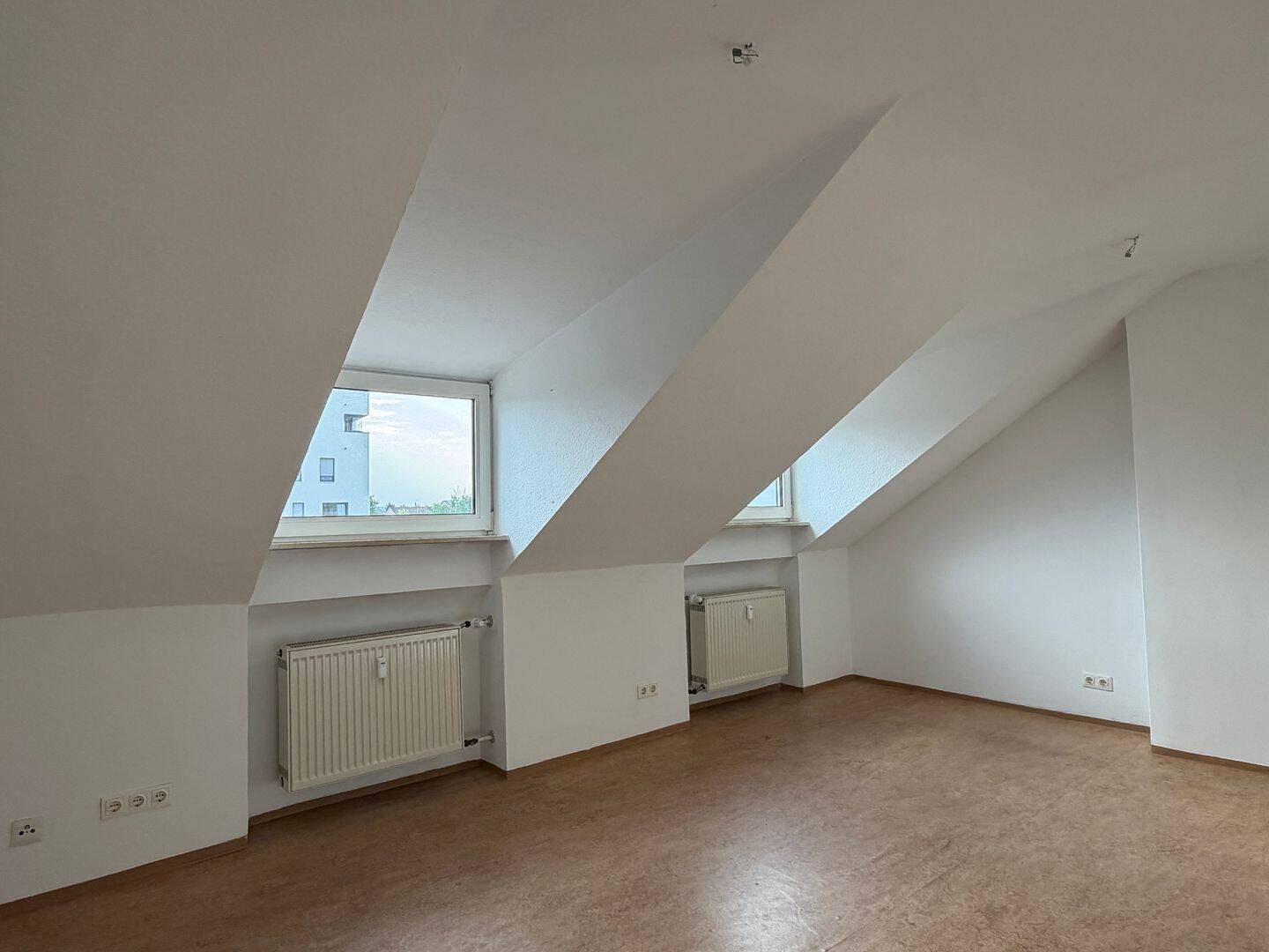 Mit Einbauküche! 1 Zimmer-Dachgeschoss-Wohnung in Stadtnähe, 91058 Erlangen (Bruck Eltersdorf Erlangen-Süd Sebaldussiedlung Tennenlohe)