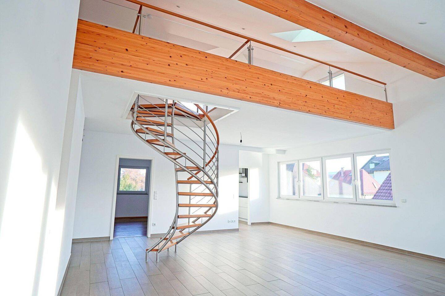 Maisonettewhg, gr. Dachterrasse, Alleinlage, 4 Zi Whg, ruhig, EBK, U-Bahn/Tram, Park, Energiest A+, 81673 München (Berg am Laim)