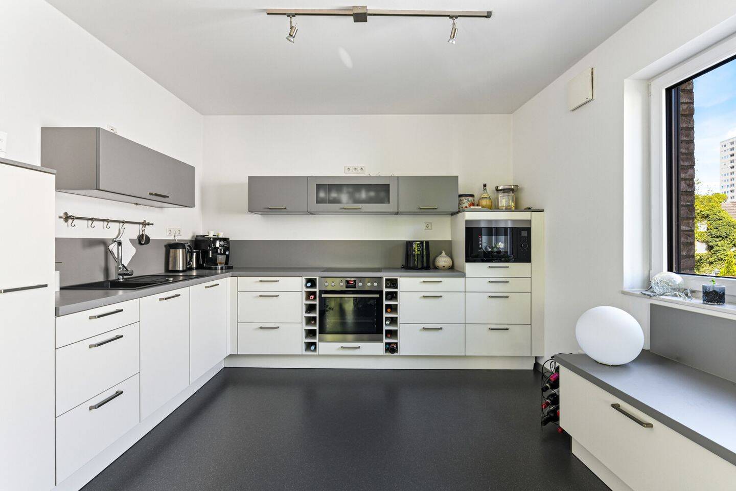 Moderne 2-Zimmer-Wohnung im KfW-55 Niedrigenergiehaus mit Südbalkon, Einbauküche & Fahrstuhlkomfort, 25524 Itzehoe