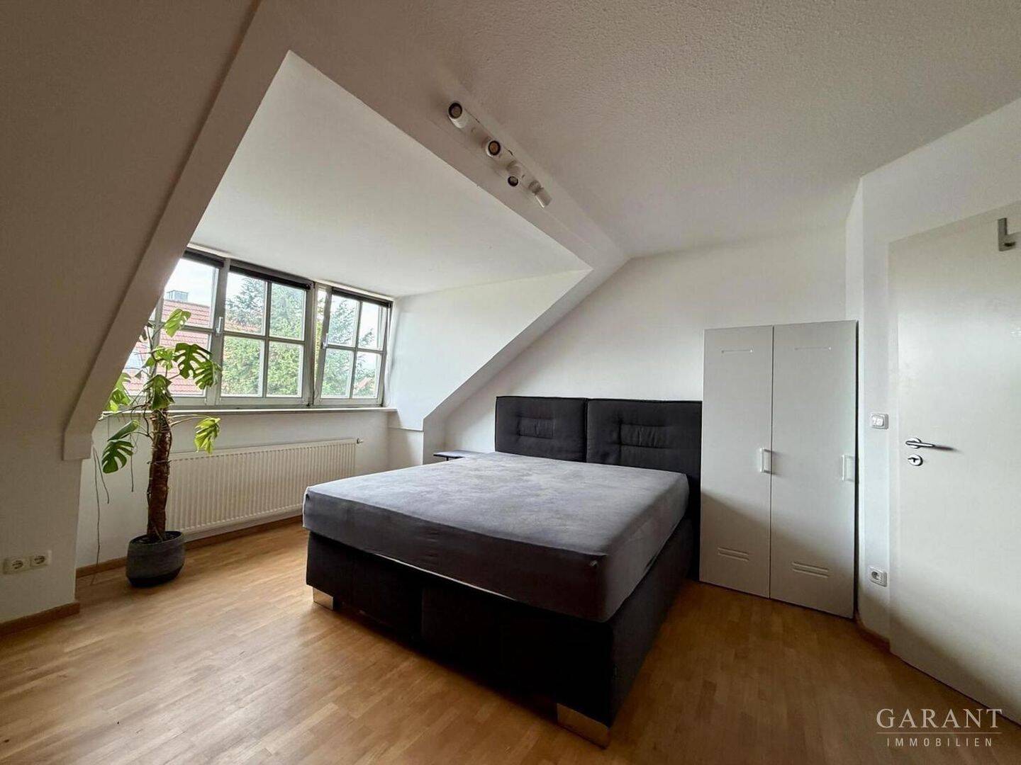 Lichtdurchflutete Dachgeschosswohnung mit Balkon, 84032 Landshut (Industriegebiet Wolfgang)