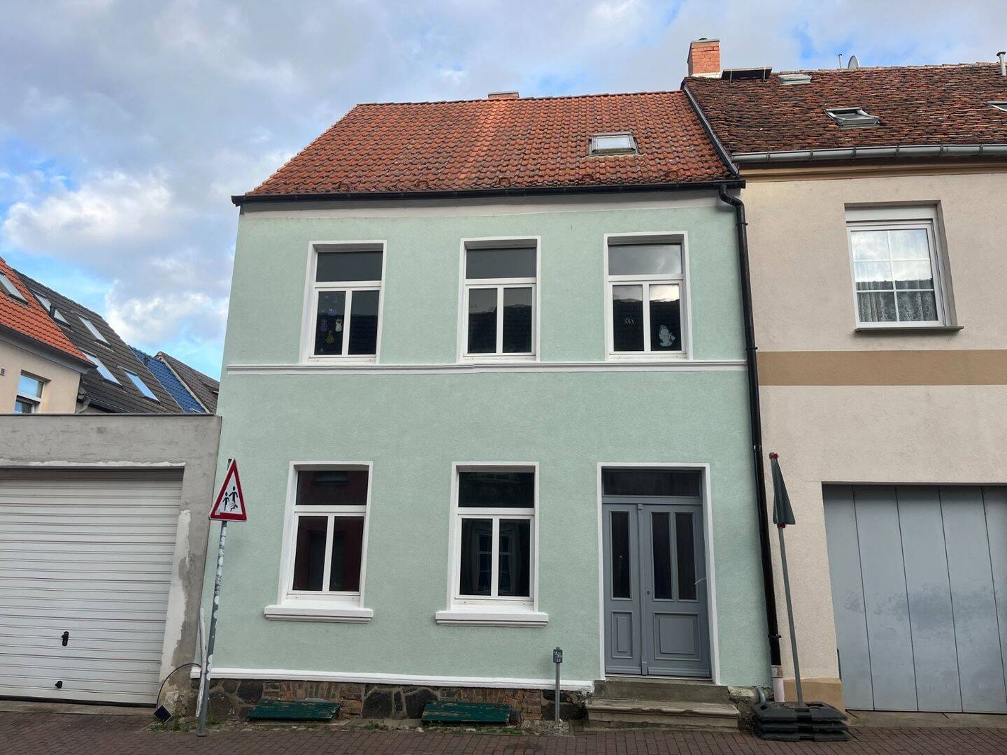 Zentral: Reihenhaus mit Hoffläche – Sanierung begonnen – Nebengebäude mit Garage…., 17139 Malchin