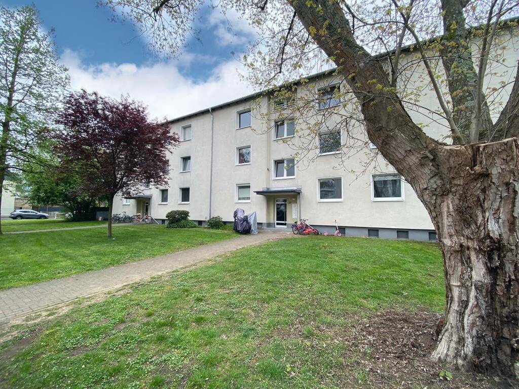 Ab sofort frei ! Renovierte 2,5- Zimmer Wohnung mit Balkon in Düsseldorf- Hassels ! Provisionsfrei!, 40599 Düsseldorf (Benrath Hassels Holthausen Reisholz)