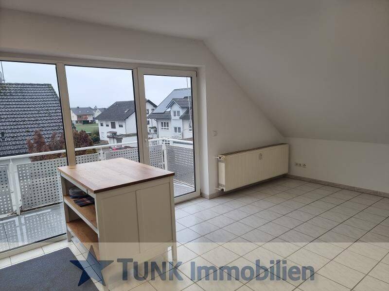 Helle 2 Zimmer DG-Wohnung mit Küchenzeile, Autostellplatz und Balkon in Karlstein!, 63791 Karlstein a. Main