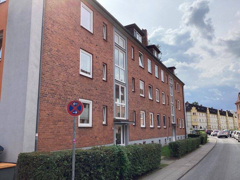 Hier fühlt man sich wohl: sanierte 2,5 Zimmer Wohnung mit Balkon, sofort anmietbar!, 23562 Lübeck (Sankt Jürgen)