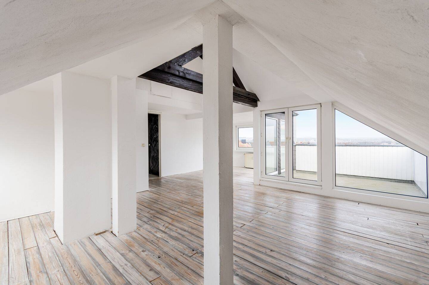 82 m² Dachgeschoss mit großer Terrasse & Weitblick – großzügige 2-Zimmer-Wohnung in Essen-Huttrop, 45138 Essen (Huttrop Südostviertel)