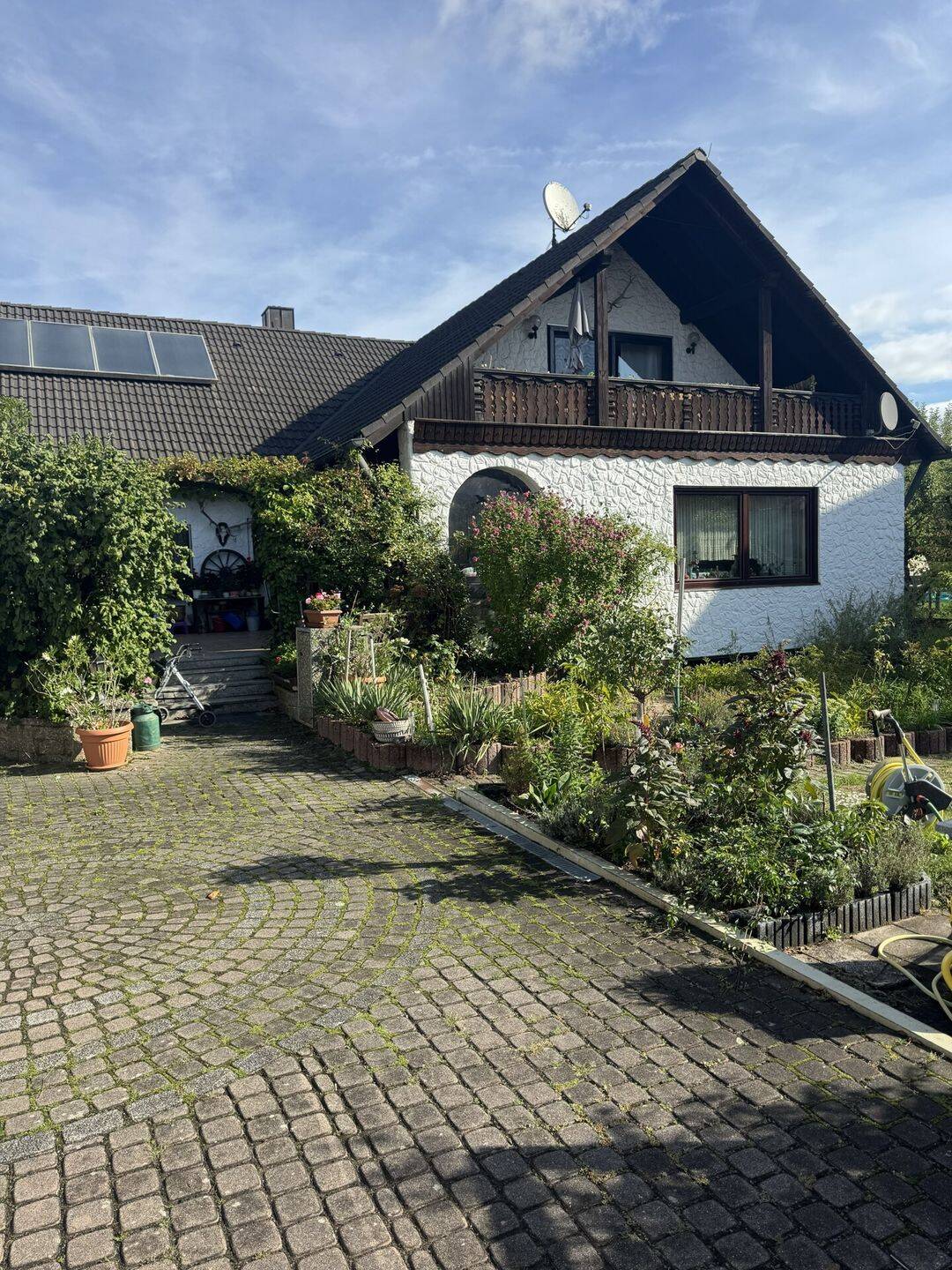 Großzügige 3-Zimmer-Dachgeschosswohnung mit Südbalkon in Zirndorf-Weinzierlein, 90513 Zirndorf