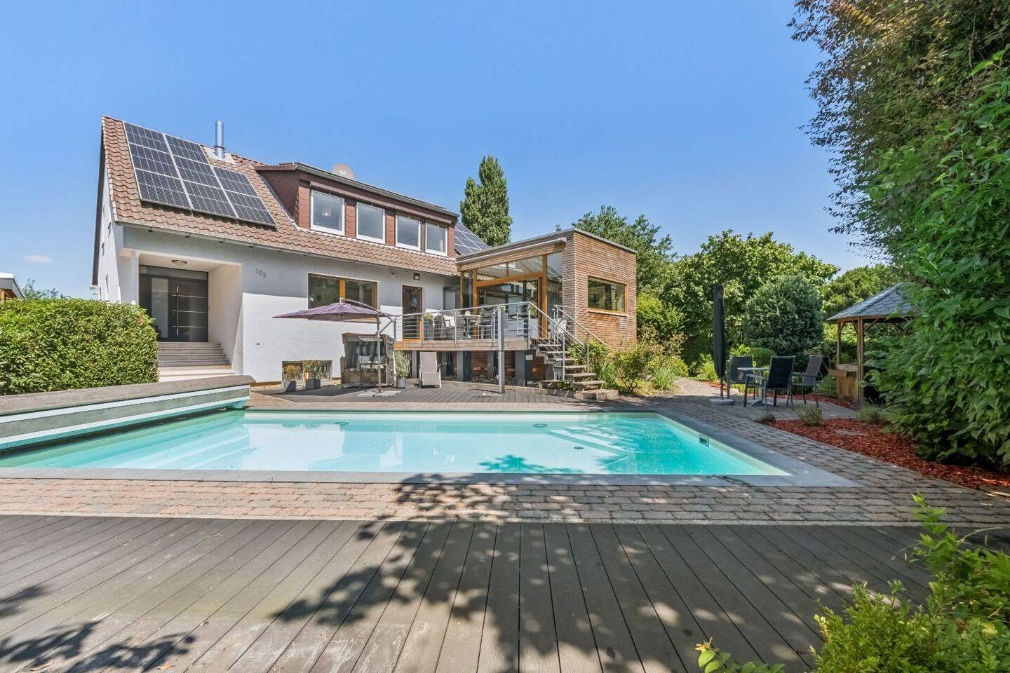 EXKLUSIVES WOHNEN FÜR DIE GANZE FAMILIE – POOL, PV-ANLAGE & EINLIEGERWOHNUNG IN TOP-LAGE, 38118 Braunschweig (Braunschweig)